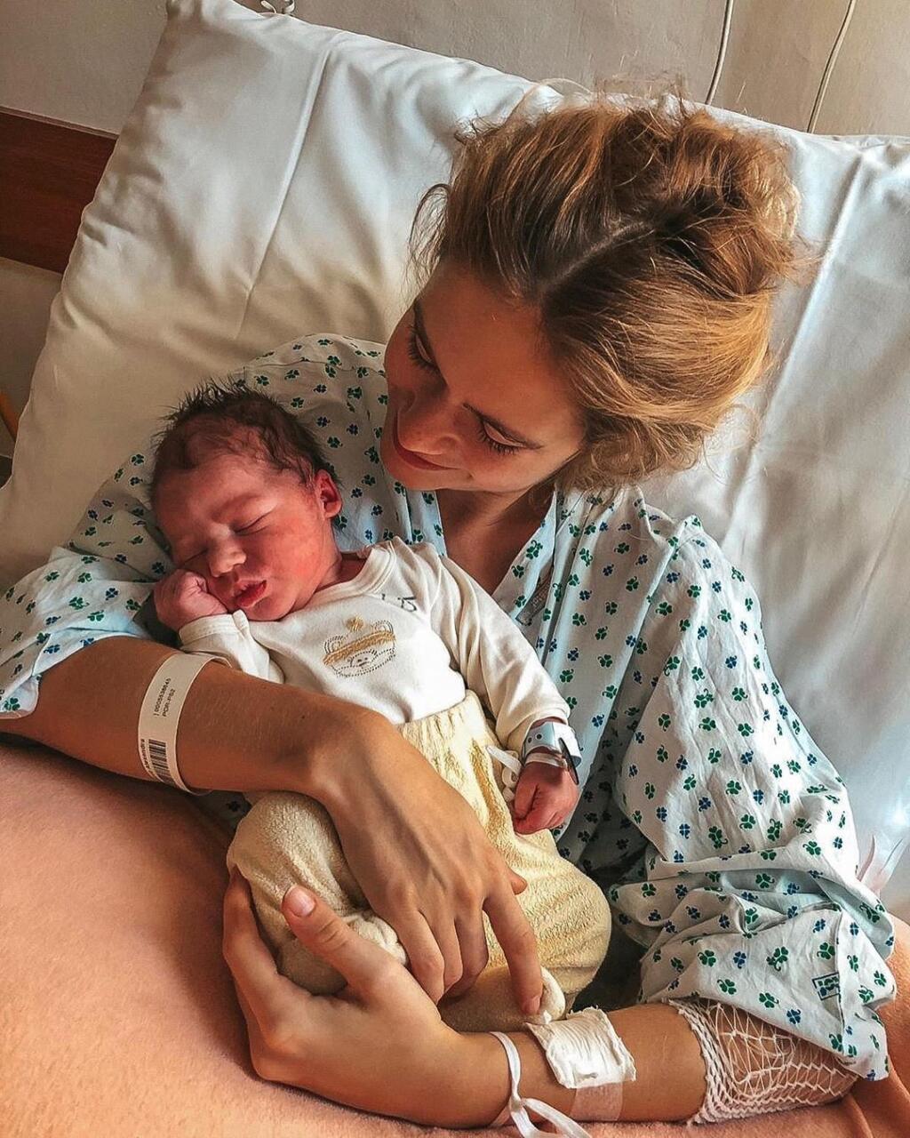 Hokejista Adam Jánošík sa so synom Alexom fotil rovno v nemocnici.