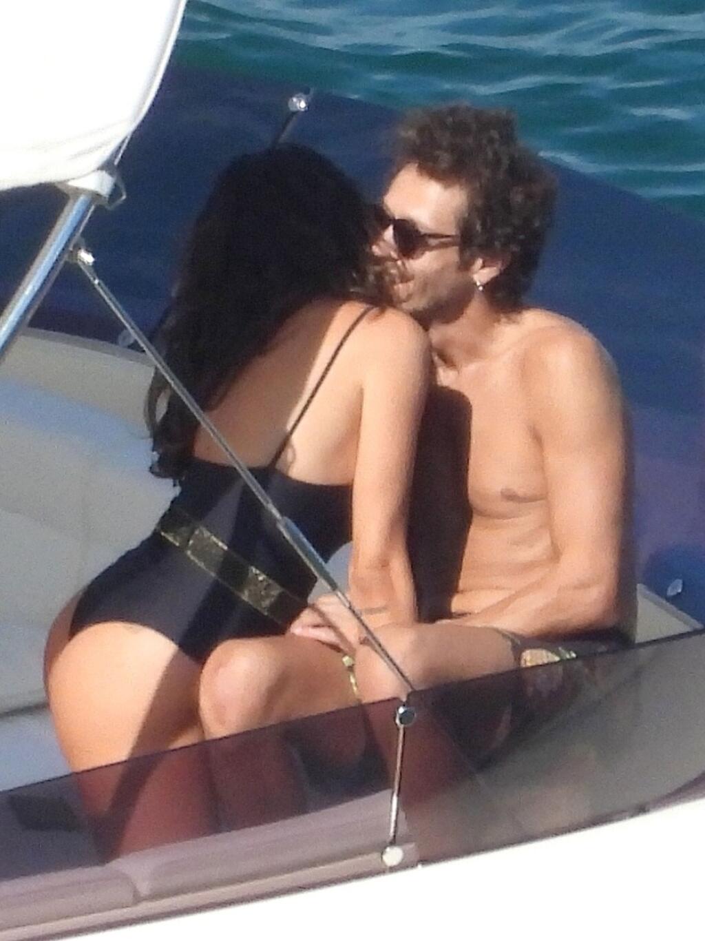 Sexi Francesca skúšala, čo nájde v plavkách Rossiho. Valentino sa len blažene usmieval.