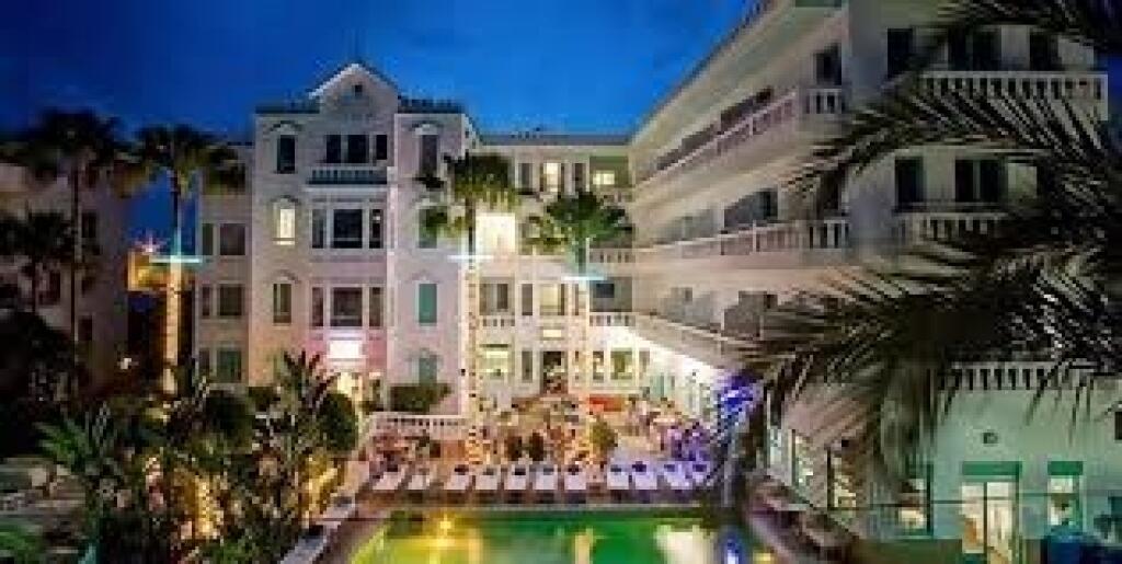 Futbalista sa však rozhodol podnikať. Kúpil luxusný hotel na Ibize.