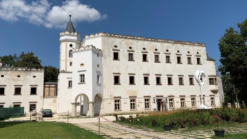 Najväčším lákadlom Moravian nad Váhom je soška dávnej ženy.