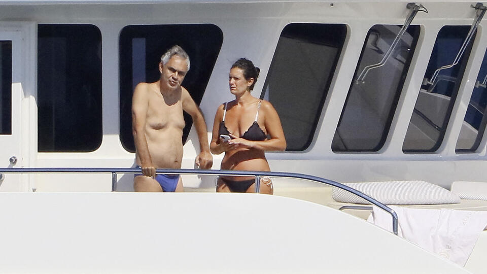 Andrea Bocelli s manželkou Veronica Berti v St. Tropez.