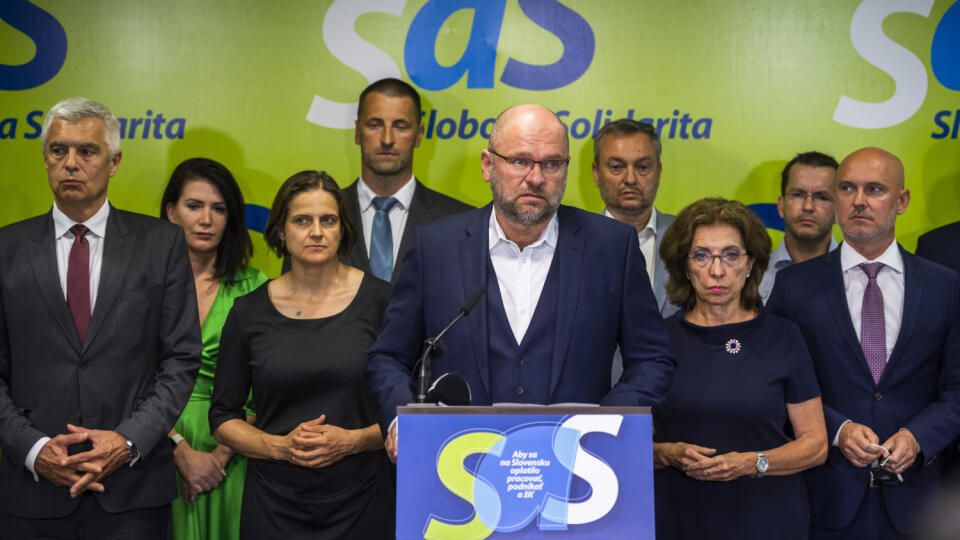 Na snímke uprostred minister hospodárstva SR a predseda SaS Richard Sulík počas tlačovej konferencie strany k stanovisku SaS po mimoriadnom zasadnutí republikovej rady a poslaneckého klubu v Bratislave 6. júla 2022. Strana SaS vypovedá koaličnú zmluvu. Od premiéra Eduarda Hegera (OĽANO) očakáva vypracovanie novej, ktorá bude reflektovať na aktuálne politické reálie a z ktorej vyplynie, že minister financií Igor Matovič (OĽANO) nebude členom vlády. Ak k tomu nedôjde do konca augusta, ministri SaS