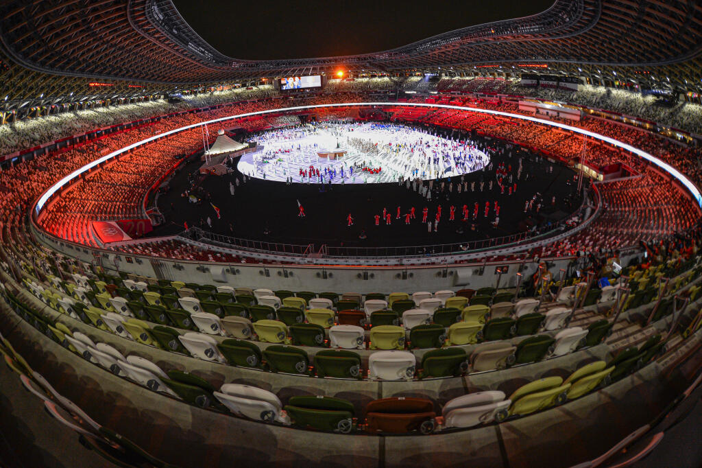 Na snímke prázdne divácke sedačky počas slávnostnej prehliadky reprezantantov jednotlivých krajín v rámci otváracieho ceremoniálu na XXXII. letných olympijských hrách v Tokiu, 23. júla 2021.