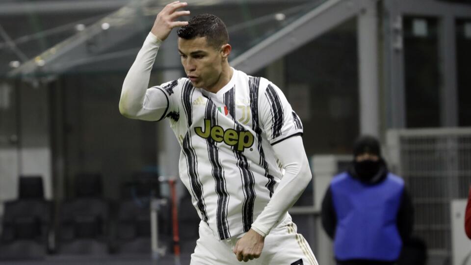 WA 48 Miláno - Futbalista Juventusu Turín  Cristiano Ronaldo sa teší po strelení gólu zo značky pokutového kopu v prvom zápase semifinále Talianskeho pohára Inter Miláno - Juventus Turín v Miláne v utorok 2. februára 2021. FOTO TASR/AP 

Juventus' Cristiano Ronaldo celebrates his side's first goal after scoring a penalty during the Italian Cup semi-final first leg soccer match between Inter Milan and Juventus at the San Siro stadium, in Milan, Italy, Tuesday, Feb. 2, 2021. (AP Photo/Luca Bruno)