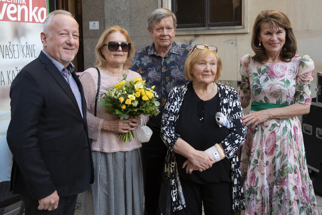 Slávnostné odhaľovanie pamätných dlaždíc na filmovom chodníku slávy na Laurinskej ulici v Bratislave na počesť Milana Lasicu a Júliusa Satinského. Na snímke je Vlado Černý, Zita Furková, Mária Reháková, Magda Vášaryová