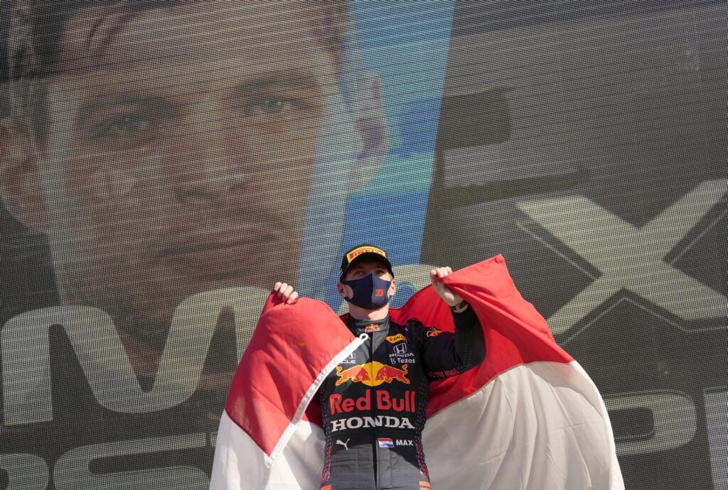 JB 59 Zandvoort - Holandský jazdec F1 na monoposte Red Bull Max Verstappen oslavuje na pódiu po jeho víťazstve pretekov nedeľňajšej Veľkej ceny Holandska formuly 1 na okruhu v Zandvoorte 5. septembra 2021. FOTO TASR/AP
Red Bull driver Max Verstappen of the Netherlands celebrates on the podium after winning the Formula One Dutch Grand Prix, at the Zandvoort racetrack, Netherlands, Sunday, Sept. 5, 2021. (AP Photo/Francisco Seco)