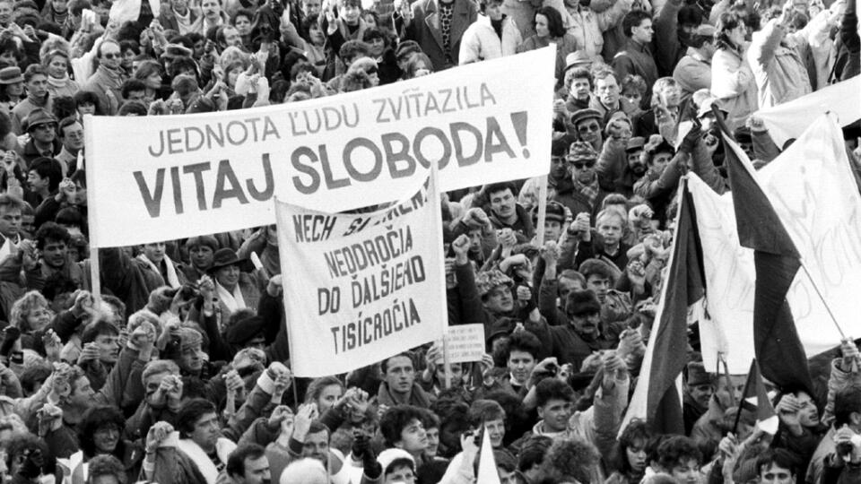Desatisíce obyvate¾ov Banskej Bystrice a okolia vyjadrili 27.novembra 1989 na Námestí SNP v Banskej Bystrici svoju podporu generálnemu štrajku. FOTO archív TASR - Peter Lenhart *** Local Caption *** Slovensko Slováci politika história zhromaždenie nežná revolúcia transparent nápis Vitaj sloboda archívna snímka archív Banskobystrièania banskobystrická masová manifestácia generálny štrajk podpora Èeskoslovensko komunizmus socializmus totalita nesloboda Slovensko politické revoluèné udalosti