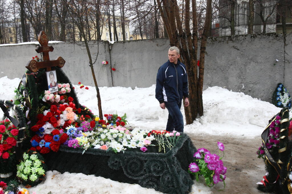 Kladenie venca na Jaroslevlskom cintorine obetiam leteckeho nestastia a miesto tragedie pri rieke Volga