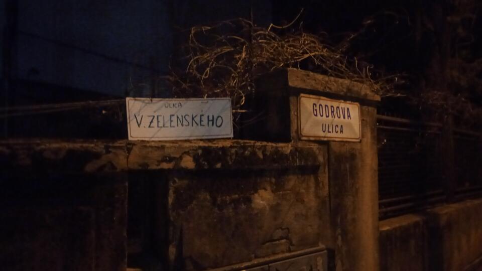 Čitateľ PLUS 7 DNÍ sa po zhromaždení Mier na Ukrajine vybral na Godrovu a zavesil tam svoju tabuľku s názvom ulice.