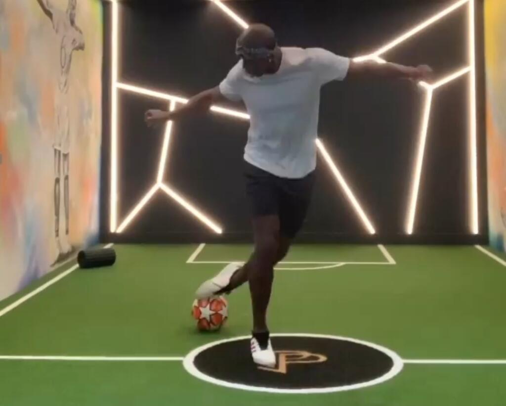 Paul Pogba a jeho práca s loptou v domácej izolácii. Karanténa mu s jeho ihriskom v dome určite nerobila veľké problémy.