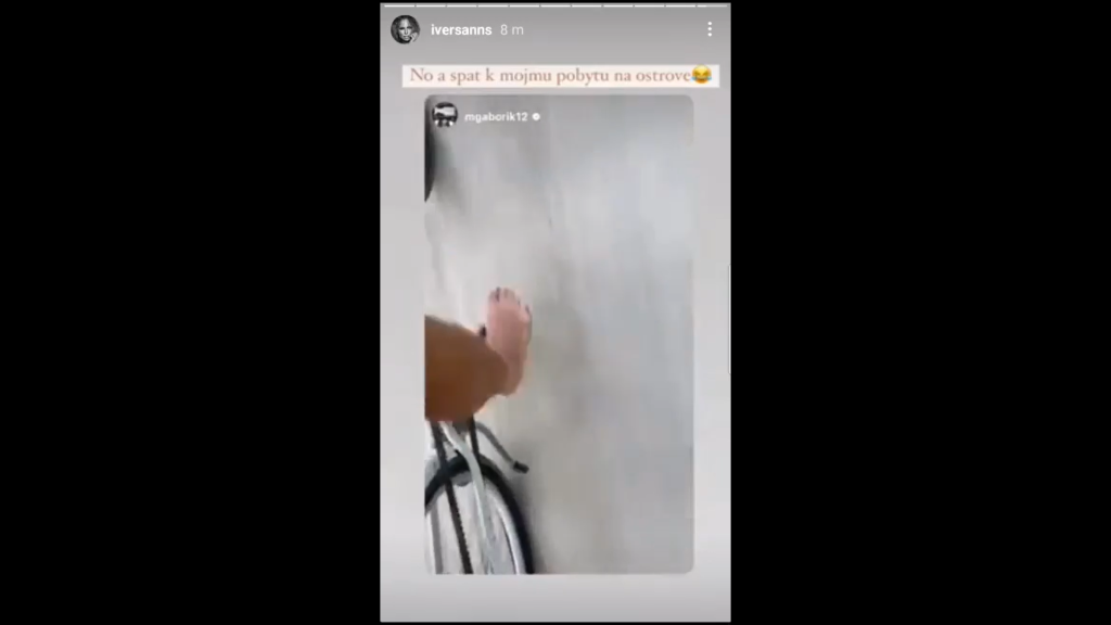 Zatiaľ, čo Marián so staršou dcérou bicykluje, jeho manželka za nimi behá aj s kočiarom.