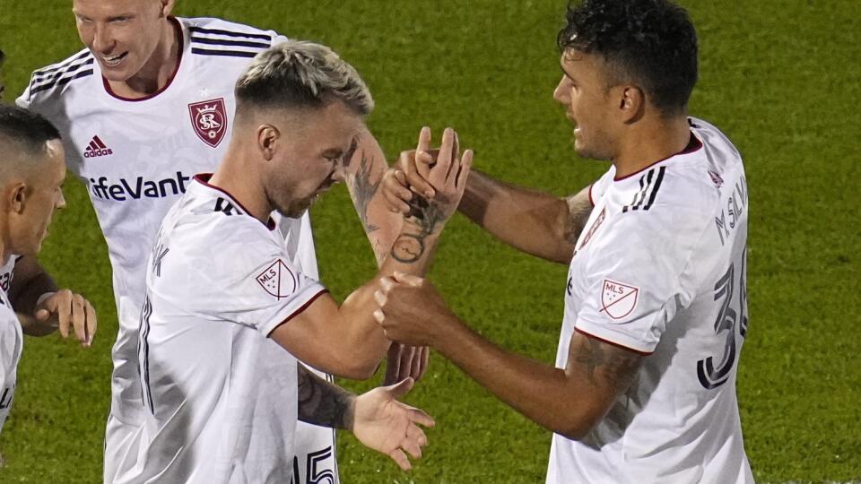Slovenský futbalista Albert Rusnák (11) z Real Salt Lake sa teší z gólu so spoluhráčom Marcelom Silvom.