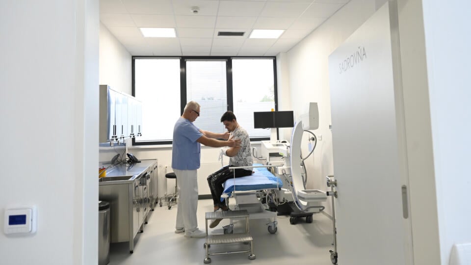 Na snímke pohľad do jednej z ambulancií nového urgentu, kde lekár a figurant predvádzajú modelové ošetrenie zlomeniny ruky počas slávnostného otvorenia v Nemocnici s poliklinikou Prievidza so sídlom v Bojniciach 3. októbra 2022. Nový urgent plánuje nemocnica spustiť v polovici októbra a bude slúžiť aj ako školiace stredisko pre záchranárov. FOTO TASR - Radovan Stoklasa