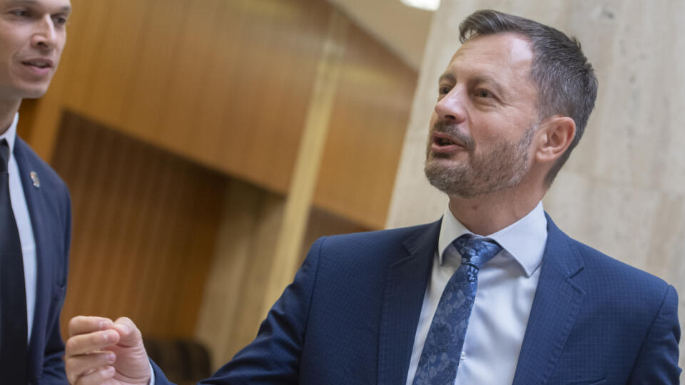 Na snímke predseda vlády Eduard Heger (OĽaNO) prichádza na 99. rokovanie vlády 2. septembra 2022 v Bratislave. FOTO TASR - Martin Baumann