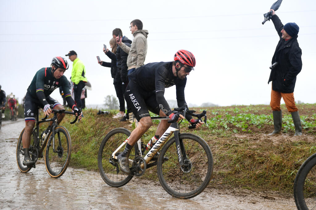 Peter Sagan na Paríž - Roubaix bojoval nielen s náročnými kockami, ale aj dažďom.
