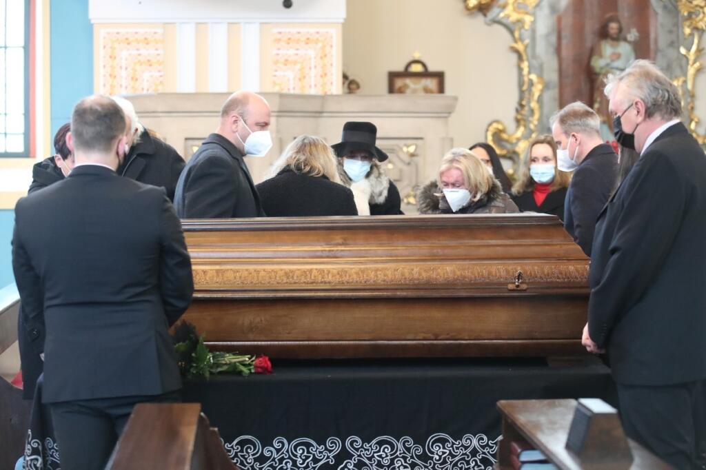 S Černým sa prišli rozlúčiť desiatky smútiacich. Okrem najbližšej rodiny nechýbali ani známe televízne tváre.