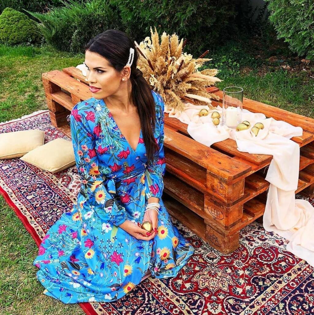 Veronika Strapkova v šatách od @sicilystyle_official.