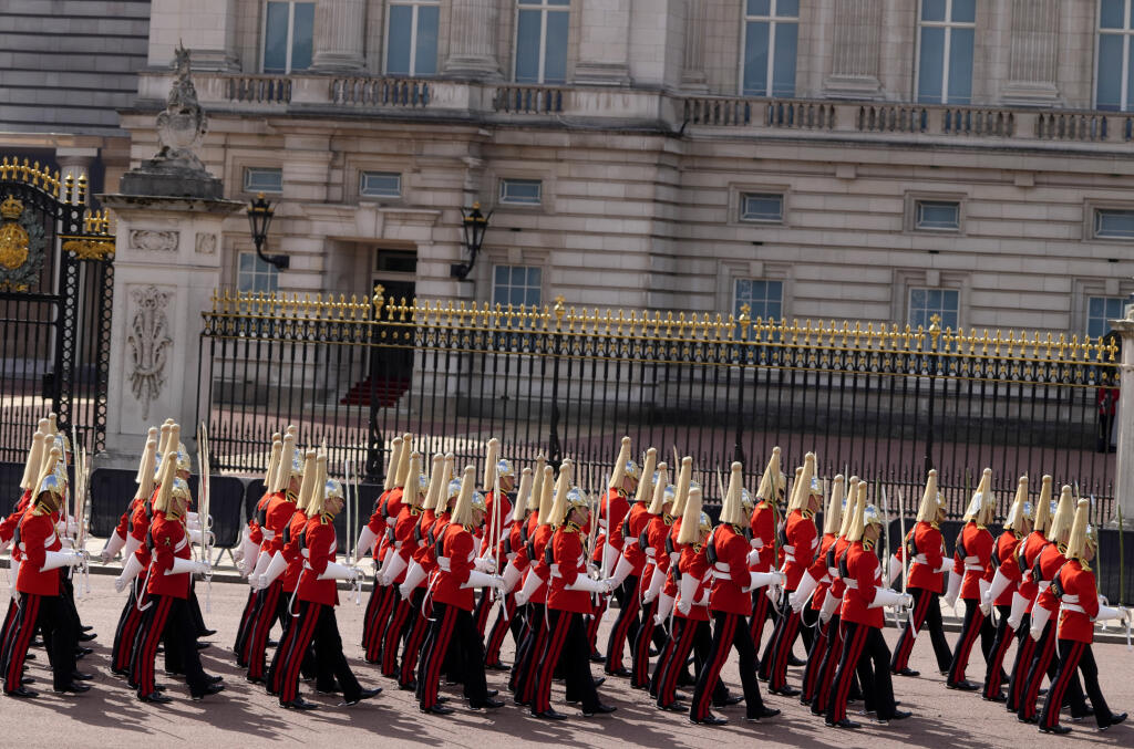 Príslušníci jazdeckého elitného regimentu Household Cavalry pochodujú po ceste pred slávnostnou procesiou s prevozom rakvy s telesnými pozostatkami zosnulej britskej kráľovnej Alžbety II. z Buckinghamského paláca do Westminsterského paláca v Londýne 14. septembra 2022. Alžbetina rakva bude od stredy na štyri dni vystavená so štátnymi poctami vo Westminster Hall, najstaršej časti Westminsterského paláca. Pohreb sa uskutoční 19. septembra.