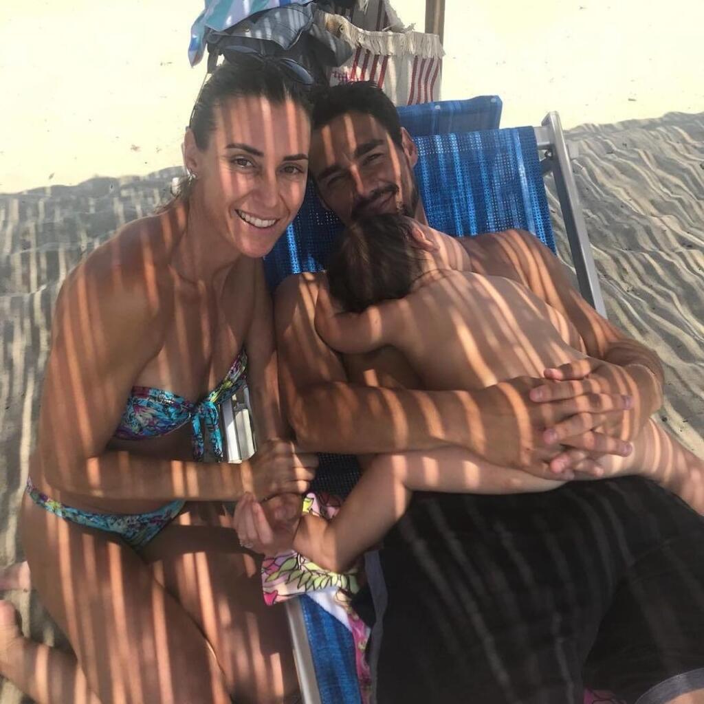 Hneď, ako na chvíľu zmizli deti Federica a Farah z dohľadu, osedlala si Flavia svojho žrebca a vzniklo z toho niekoľko veľmi pikantných fotiek.