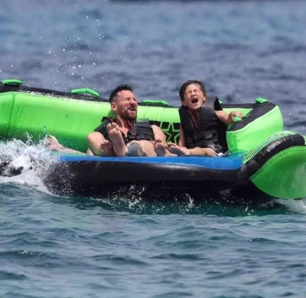 Messi si s deťmi užíval aj príslušenstvo lode. Vzal ich na dobrodružstvo v skútri, pomocou ktorého ťahal nafukovací čln.