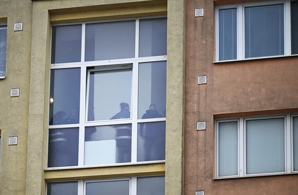 Na snímke policajti počas policajnej akcie zameranej na zadržanie páchateľa podozrivého zo spáchania trestného činu terorizmu a iných trestných činov na jednej z ulíc v mestskej časti Dargovských hrdinov v Košiciach v utorok 7. januára 2025. Jednu podozrivú osobu už policajti zadržali. Potvrdila to košická krajská policajná hovorkyňa Lenka Ivanová. FOTO TASR – František Iván 