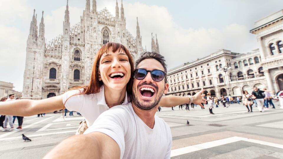 Happy,Couple,Taking,Selfie,In,Front,Of,Duomo,Cathedral,In