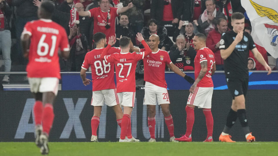 JB 9 Lisabon - Hráč Benficy Joao Mario (druhý sprava) oslavuje so spoluhráčmi po tom, ako strelil štvrtý gól z penalty vo futbalovom zápase odvety osemfinále Ligy majstrov Benfica Lisabon - FC Bruggy v Lisabone 7. marca 2023. FOTO TASR/AP
Benfica's Joao Mario, second right, celebrates after scoring his side's fourth goal from the penalty spot during the Champions League, round of 16, second leg soccer match between Benfica and Club Brugge at the Luz stadium in Lisbon, Portugal, Tuesday, March 7