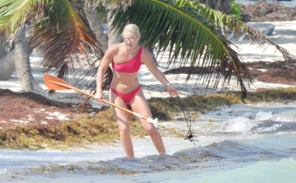 Lindsey sa spočiatku s paddleboardom poriadne vytrápila.