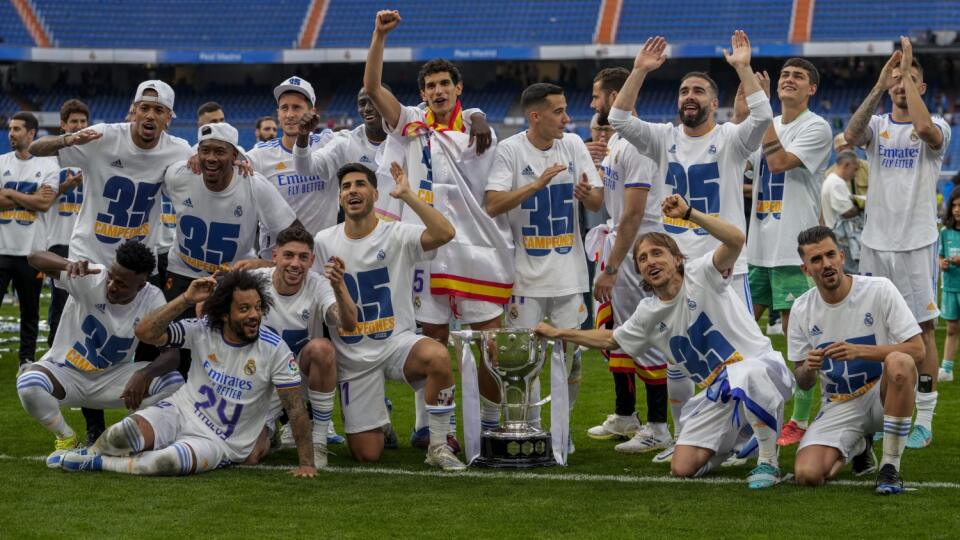 JB 60 Madrid - Hráči Realu Madrid oslavujú s trofejou zisk titulu po víťazstve 4:0 nad Espanyolom Barcelona vo futbalovom zápase španielskej ligy La Liga Real Madrid – Espanyol Barcelona v Madride 30. apríla 2022. FOTO TASR/AP
Real Madrid players pose with the trophy to celebrate the team's La Liga title after a Spanish La Liga soccer match between Real Madrid and Espanyol at the Santiago Bernabeu stadium in Madrid, Saturday, April 30, 2022. (AP Photo/Bernat Armangue)