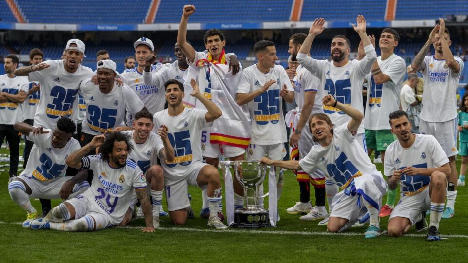 JB 60 Madrid - Hráči Realu Madrid oslavujú s trofejou zisk titulu po víťazstve 4:0 nad Espanyolom Barcelona vo futbalovom zápase španielskej ligy La Liga Real Madrid – Espanyol Barcelona v Madride 30. apríla 2022. FOTO TASR/AP

Real Madrid players pose with the trophy to celebrate the team's La Liga title after a Spanish La Liga soccer match between Real Madrid and Espanyol at the Santiago Bernabeu stadium in Madrid, Saturday, April 30, 2022. (AP Photo/Bernat Armangue)