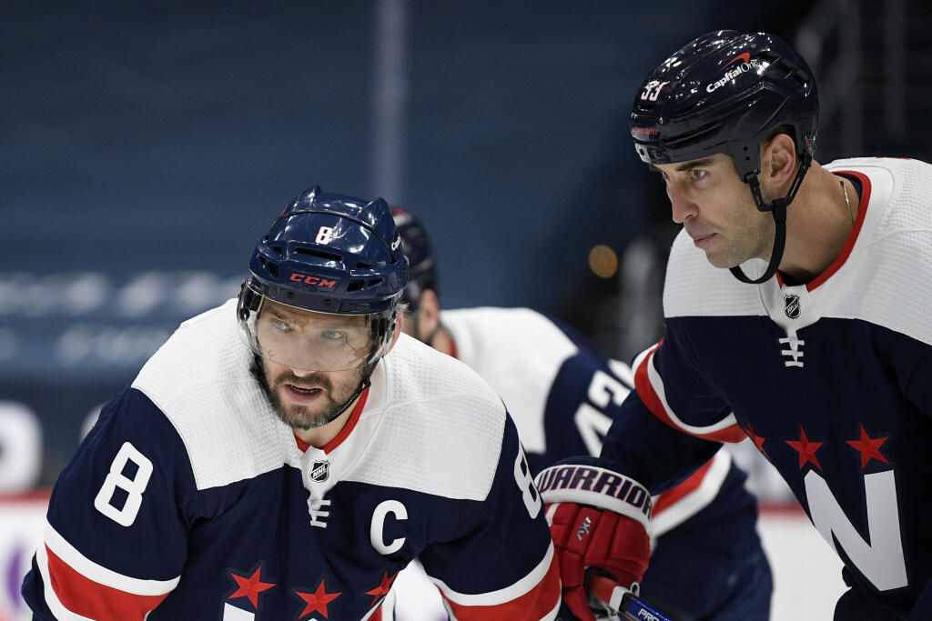 KK78 Washington - Hokejisti Washingtonu Capitals Alexander Ovečkin (8) a Slovák Zdeno Chára počas zápasu zámorskej hokejovej NHL Washington Capitals - Philadelphia Flyers 7. februára 2021 vo Washingtone. FOTO TASR/AP
Washington Capitals left wing Alex Ovechkin (8), of Russia, and defenseman Zdeno Chara (33) wait for a faceoff during the first period of an NHL hockey game against the Philadelphia Flyers, Sunday, Feb. 7, 2021, in Washington. (AP Photo/Nick Wass)