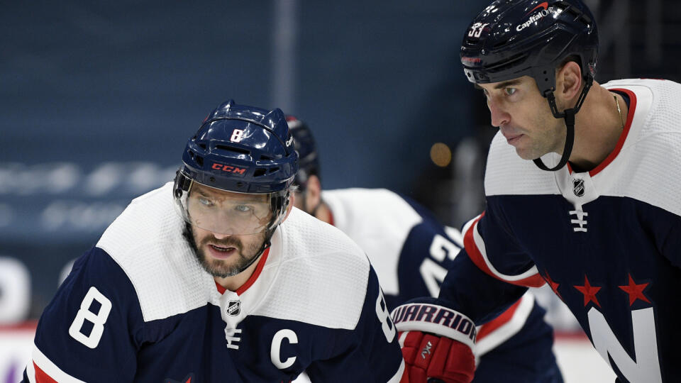 KK78 Washington - Hokejisti Washingtonu Capitals Alexander Ovečkin (8) a Slovák Zdeno Chára počas zápasu zámorskej hokejovej NHL Washington Capitals - Philadelphia Flyers 7. februára 2021 vo Washingtone. FOTO TASR/AP
Washington Capitals left wing Alex Ovechkin (8), of Russia, and defenseman Zdeno Chara (33) wait for a faceoff during the first period of an NHL hockey game against the Philadelphia Flyers, Sunday, Feb. 7, 2021, in Washington. (AP Photo/Nick Wass)