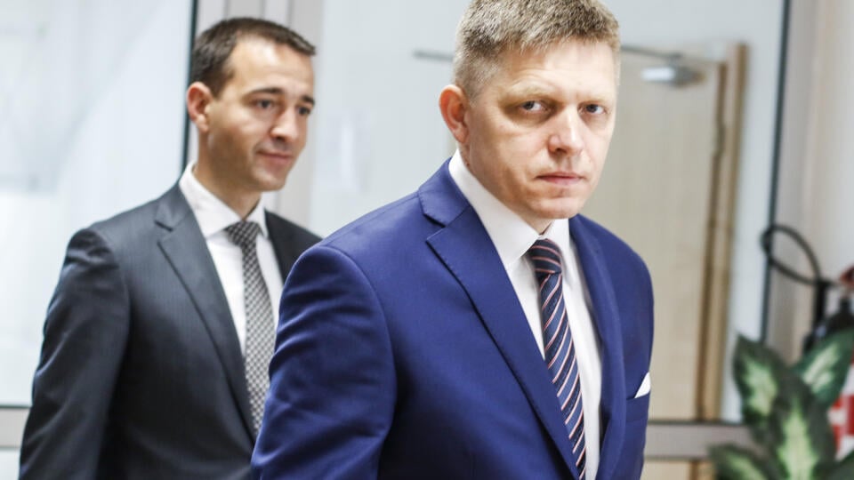 Na snímke zľava minister zdravotníctva SR Tomáš Drucker a premiér SR Robert Fico prichádzajú na tlačový brífing po pracovnom rokovaní s predstaviteľmi rezortu k napĺňaniu programového vyhlásenia vlády v oblasti zdravotníctva v Bratislave 26. mája 2016. FOTO TASR - Andrej Galica