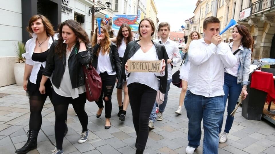 Maturanti z Bratislavy:  Aj študenti z gymnázia na Bajkalskej  ulici budú čoskoro riešiť, ako ďalej.