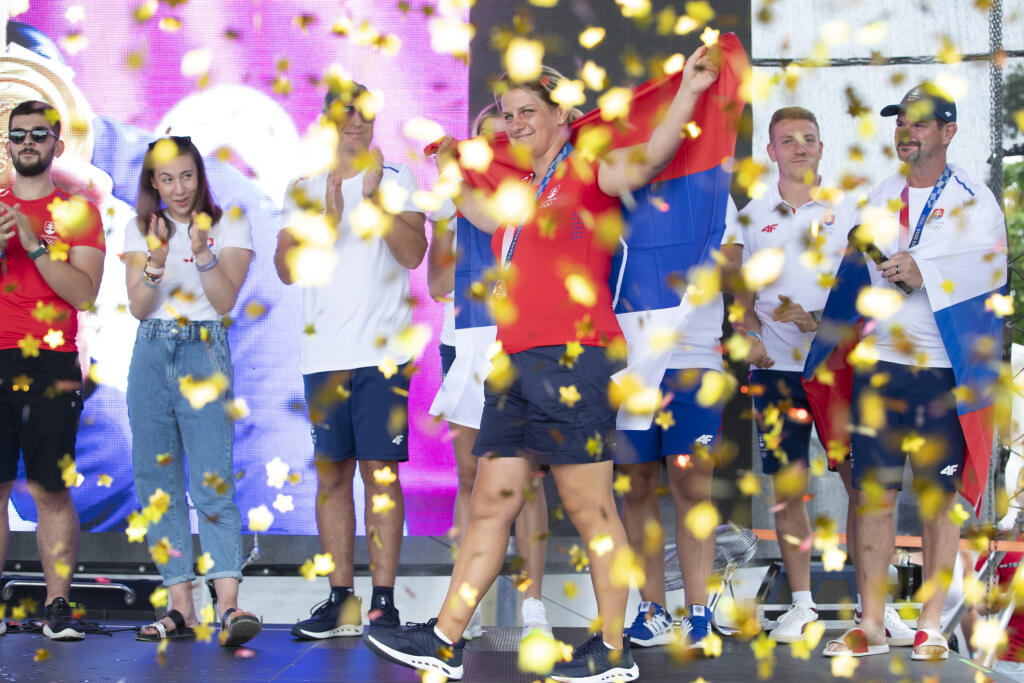 Autogramiáda slovenských olympionikov po návrate z japonského Tokia v X-Bionic Šamorín. Pri príchode na pódium zasypali Zuzanu Rehák-Štefečekovú zlaté konfety.