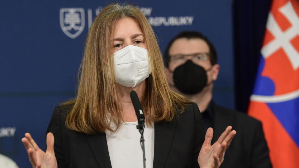 Na snímke vľavo v popredí ministerka kultúry SR Natália Milanová (OĽaNO) a vpravo v pozadí člen výboru Hudobnej Únie Slovenska Pavol Smolka počas tlačovej konferencie 13. januára 2022 v Bratislave. FOTO TASR - Martin Baumann
