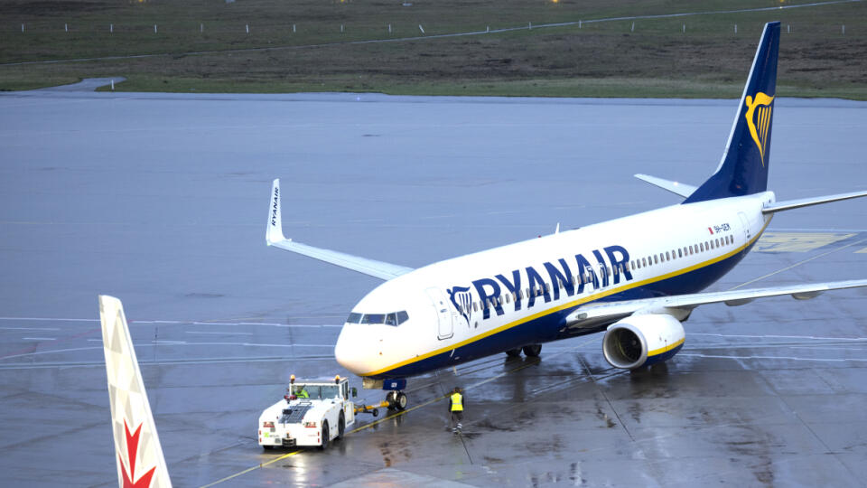 WA 19 archív Kolín nad Rýnom - Na archívnej snímke z 1. apríla 2023 lietadlo írskej nízkonákladovej spoločnosti Ryanair stojí na letisku v Kolíne. Spoločnosť Ryanair vo štvrtok 28. septembra 2023 oznámila redukciu svojho zimného letového poriadku pre meškanie dodávok lietadiel Boeing. Najväčší európsky nízkonákladový dopravca podľa počtu pasažierov tiež uviedol, že to neovplyvní jeho odhad počtu cestujúcich za celý rok. FOTO TASR/DPA
ARCHIV - 01.04.2023, Nordrhein-Westfalen, Köln: Eine Passagi