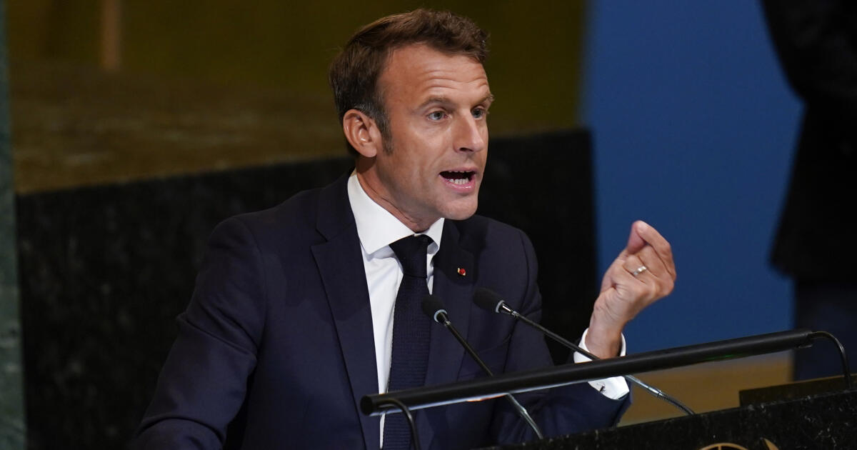 Le président français Macron portait un col roulé
