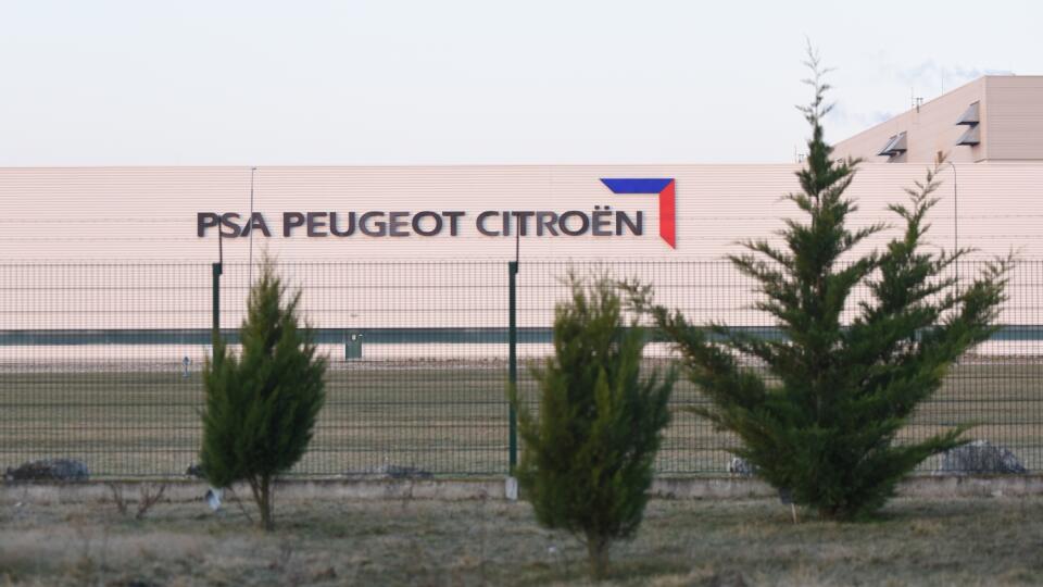 Trnavská automobilka Groupe PSA Slovakia zastavuje vo štvrtok 19. marca 2020 od 6:00 výrobu. Prerušenie výroby má predbežne trvať do piatku 27. marca. Na snímke nápis PSA Peugeot Citroën na budove závodu. V Trnave, 19. marca 2020. FOTO TASR - Lukáš Grinaj