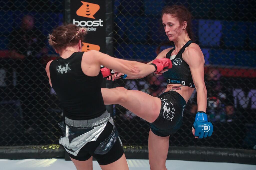 Chochlíková má bohaté skúsenosti z kickboxu či thajského boxu, súperku svojím presným a tvrdým kopom posadila na zadok.