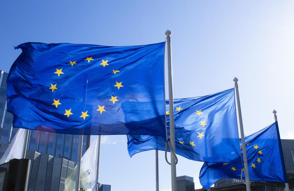 Podľa expertov sa pravdepodobnosť hospodárskeho poklesu euroregiónu zvýšila na 45 percent z 30 percent v predchádzajúcom prieskume a 20 percent pred ruskou inváziou na Ukrajinu koncom februára.
