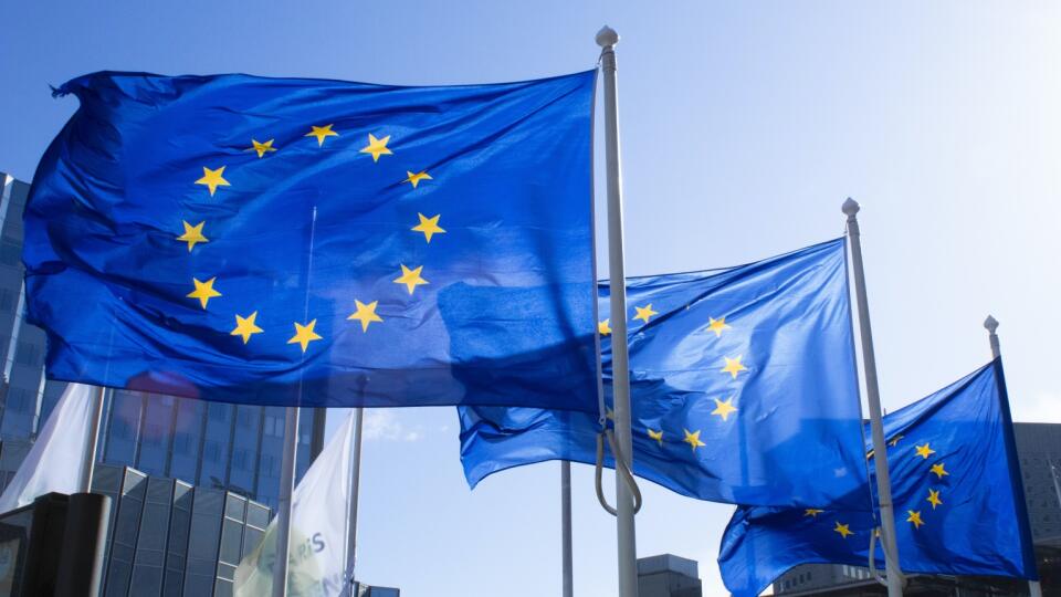 Podľa expertov sa pravdepodobnosť hospodárskeho poklesu euroregiónu zvýšila na 45 percent z 30 percent v predchádzajúcom prieskume a 20 percent pred ruskou inváziou na Ukrajinu koncom februára.