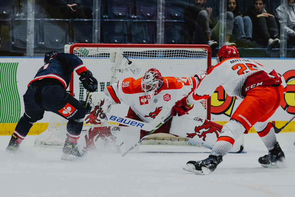 Na snímke Jakub Sukeľ (Slovan) a Ondřej Kacetl (Třinec) počas zápasu F skupiny Champions hockey league medzi HC Slovan Bratislava a Oceláři Třinec.