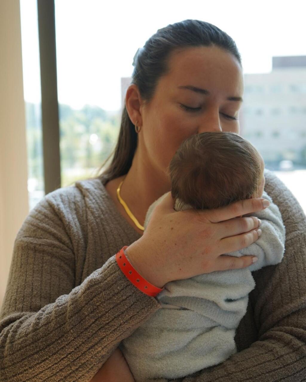 Šťastná mamička sa pár hodín po pôrode pochválila na sociálnych sieťach aj takouto snímkou.