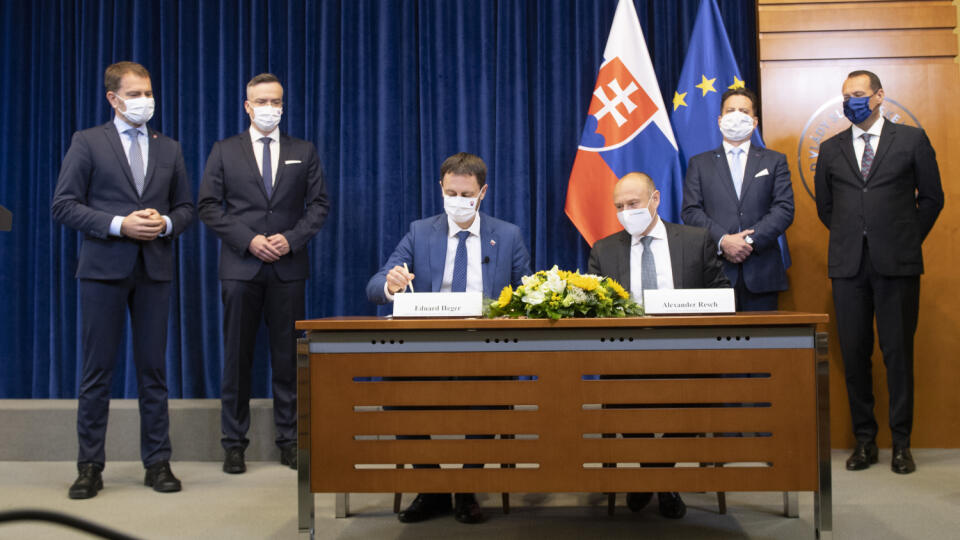 Na snímke v popredí zľava podpredseda vlády SR a minister financií SR Eduard Heger a prezident Slovenskej bankovej asociácie (SBA) Alexander Resch počas podpisu spoločného memoranda predstaviteľov vlády SR a zástupcov SBA 22. júna v Bratislave. FOTO Pavel Neubauer