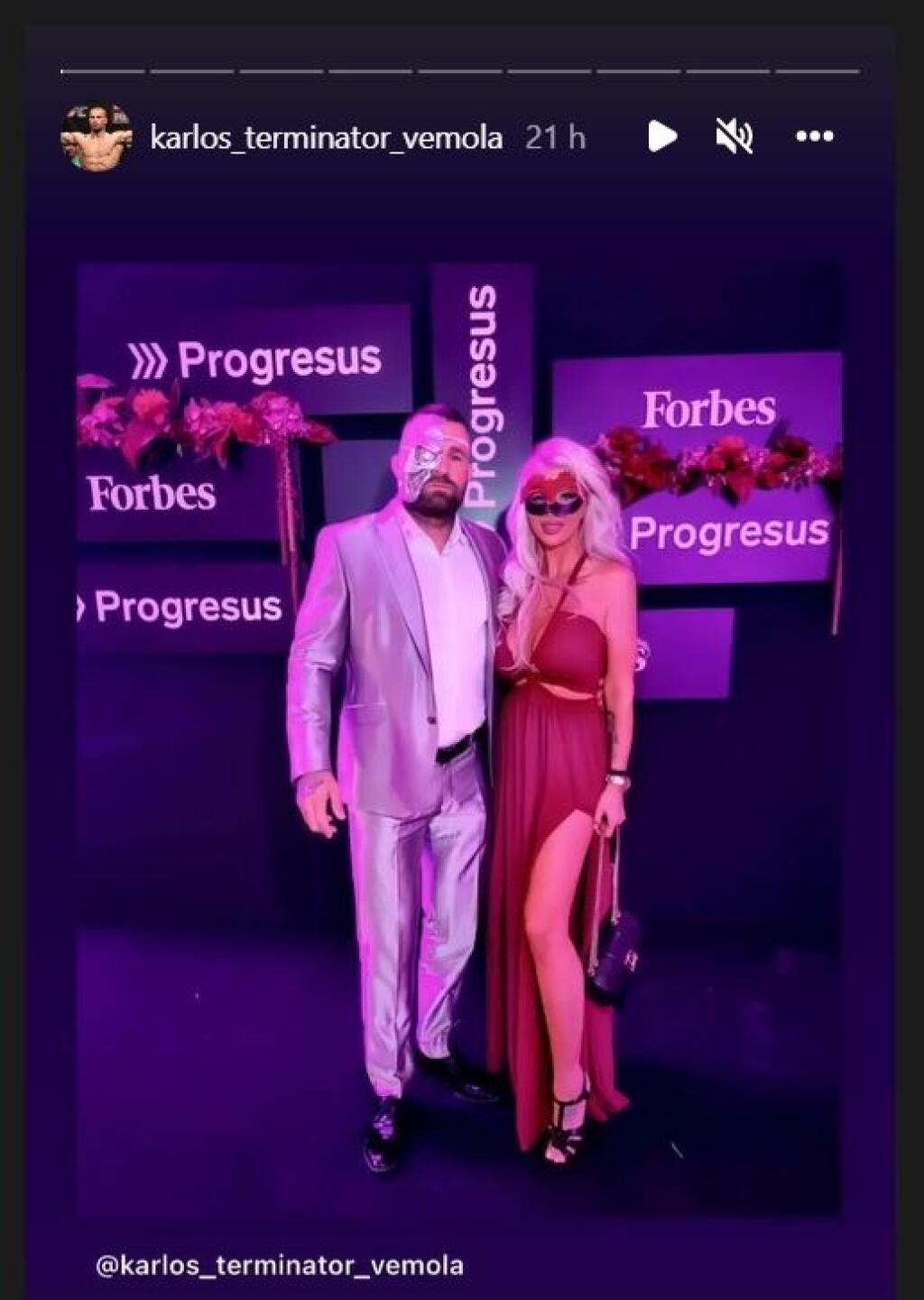 Párik sa objavil na chvíľku na večernej párty na festivale v Karlových Varoch. Slovenská playmate už tradične zaujala outfitom, v ktorom hrali hlavnú úlohu jej obrovské prsia. Lela a Karlos zaujali aj maskami.