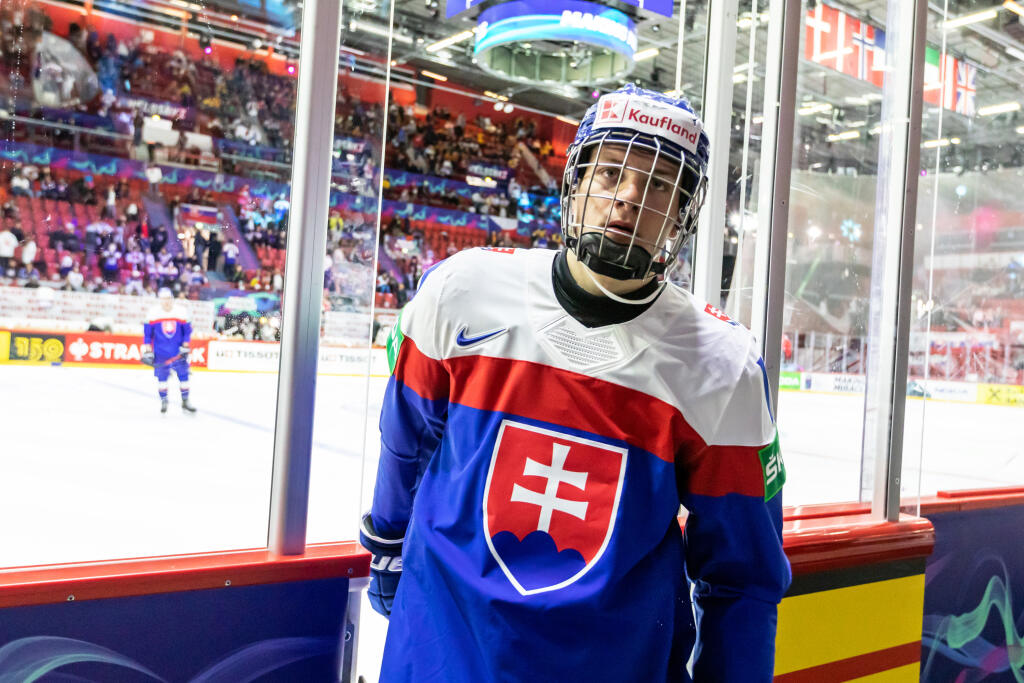 Na snímke je slovenský útočník Adam Sýkora (10), ktorý absolvoval premiéru na MS 2022 v Helsinkách proti Kanade.