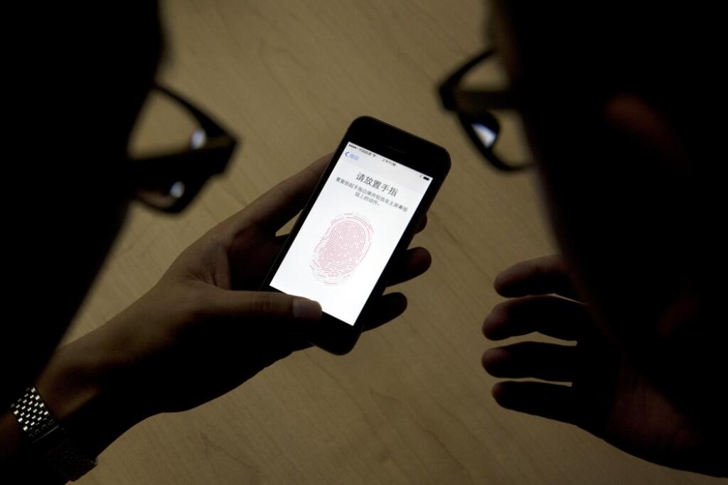 FBI sa chce dostať do iPhonu atentátnika, súd nariadil Applu odblokovanie