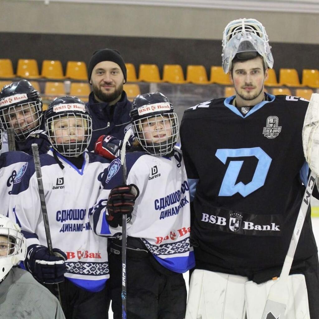 Oficiálny profil Dinama Minsk uverejnil fotografie, na ktorých bol aj Rybár. Slovenský brankár po vypadnutí z play-off zjavne v Bielorusku naďalej trénuje s tamojšími deťmi.
