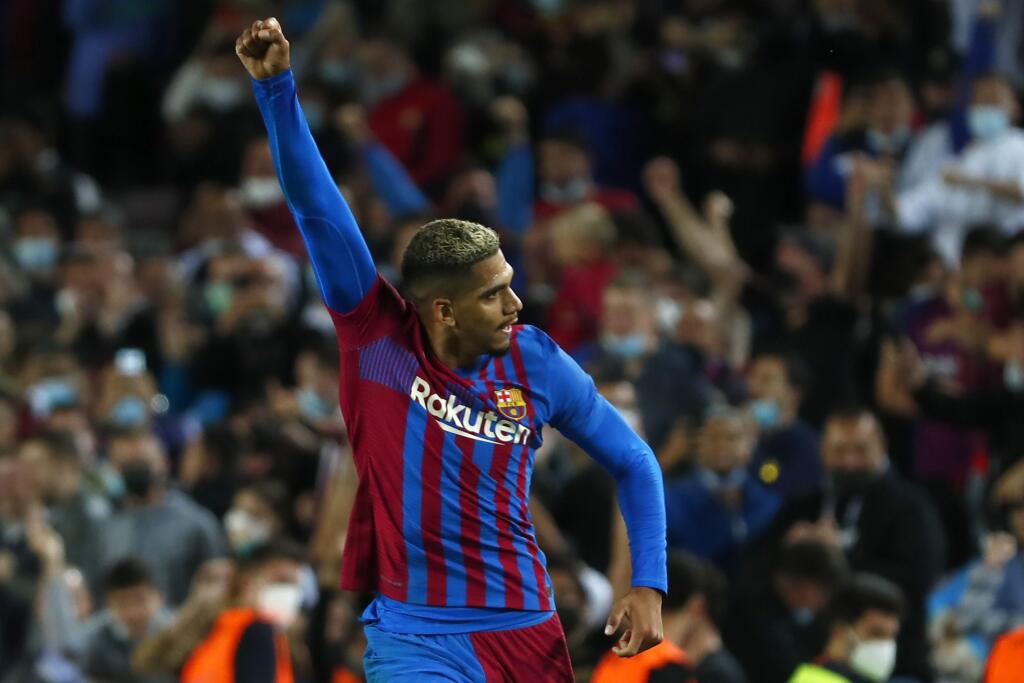 WA 1 Barcelona - Futbalista Barcelony Ronald Araujo sa teší po strelení gólu na 1:1 v pondelkovom zápase 5. kola španielskej La Ligy FC Barcelona - Granada CF v Barcelone 20. septembra 2021. FOTO TASR/AP
Barcelona's Ronald Araujo celebrates after scoring his side's first goal during the Spanish La Liga soccer match between Barcelona and Granada, at the Camp Nou stadium in Barcelona, Spain, Monday, Sept. 20, 2021. (AP Photo/Joan Monfort)